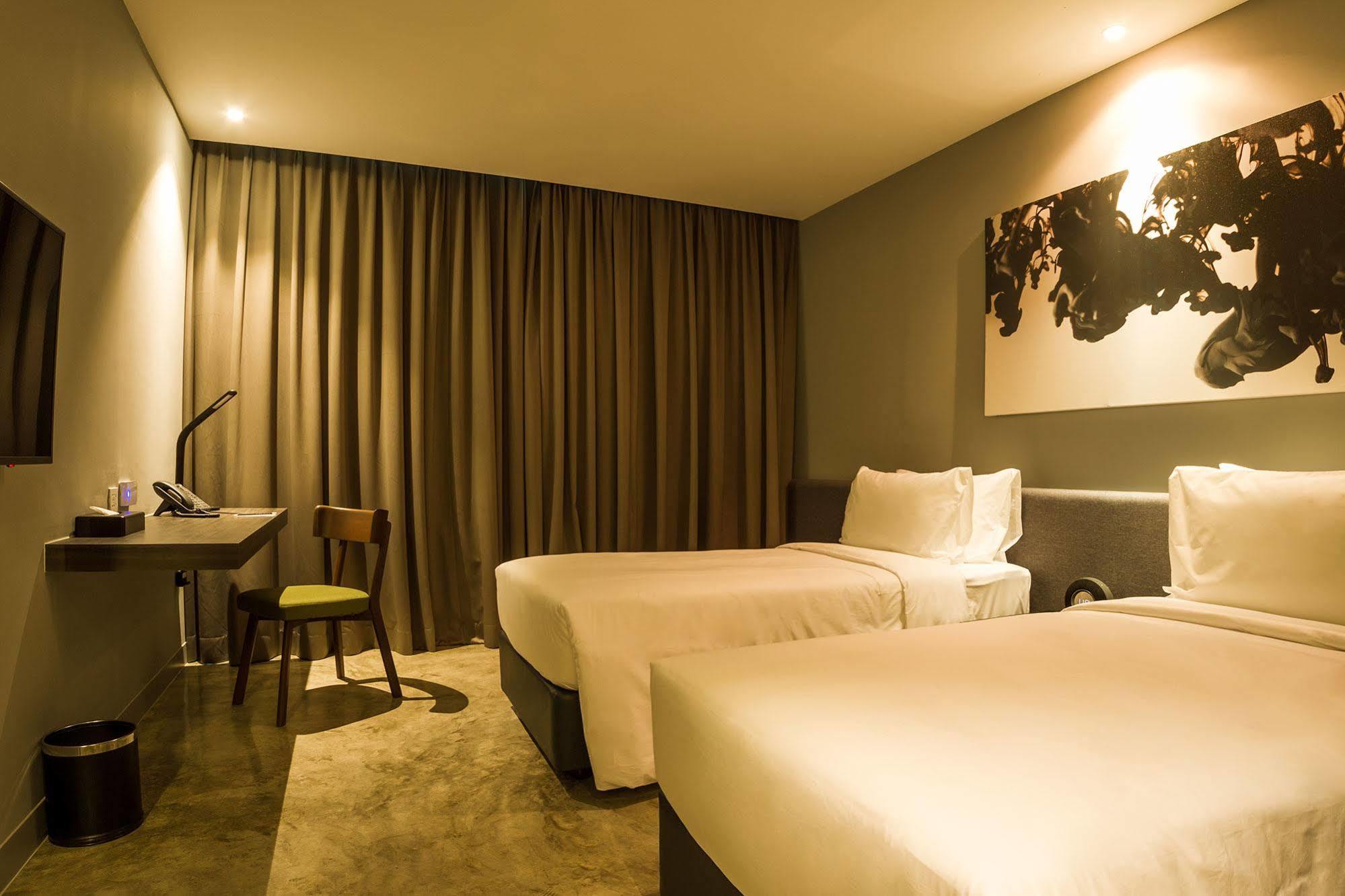 Zazz Urban Bangkok Hotel Exterior photo