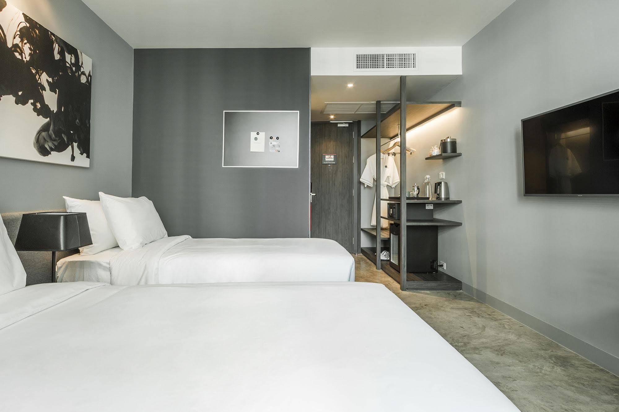 Zazz Urban Bangkok Hotel Exterior photo